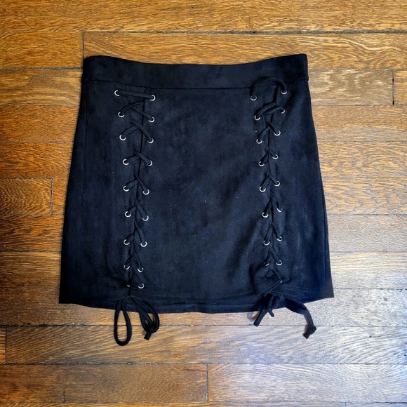 Pretty Soft L.I.A Black Faux Suede Midwaisted Lace-Up Mini Skirt Like New! - Picture 1 of 7